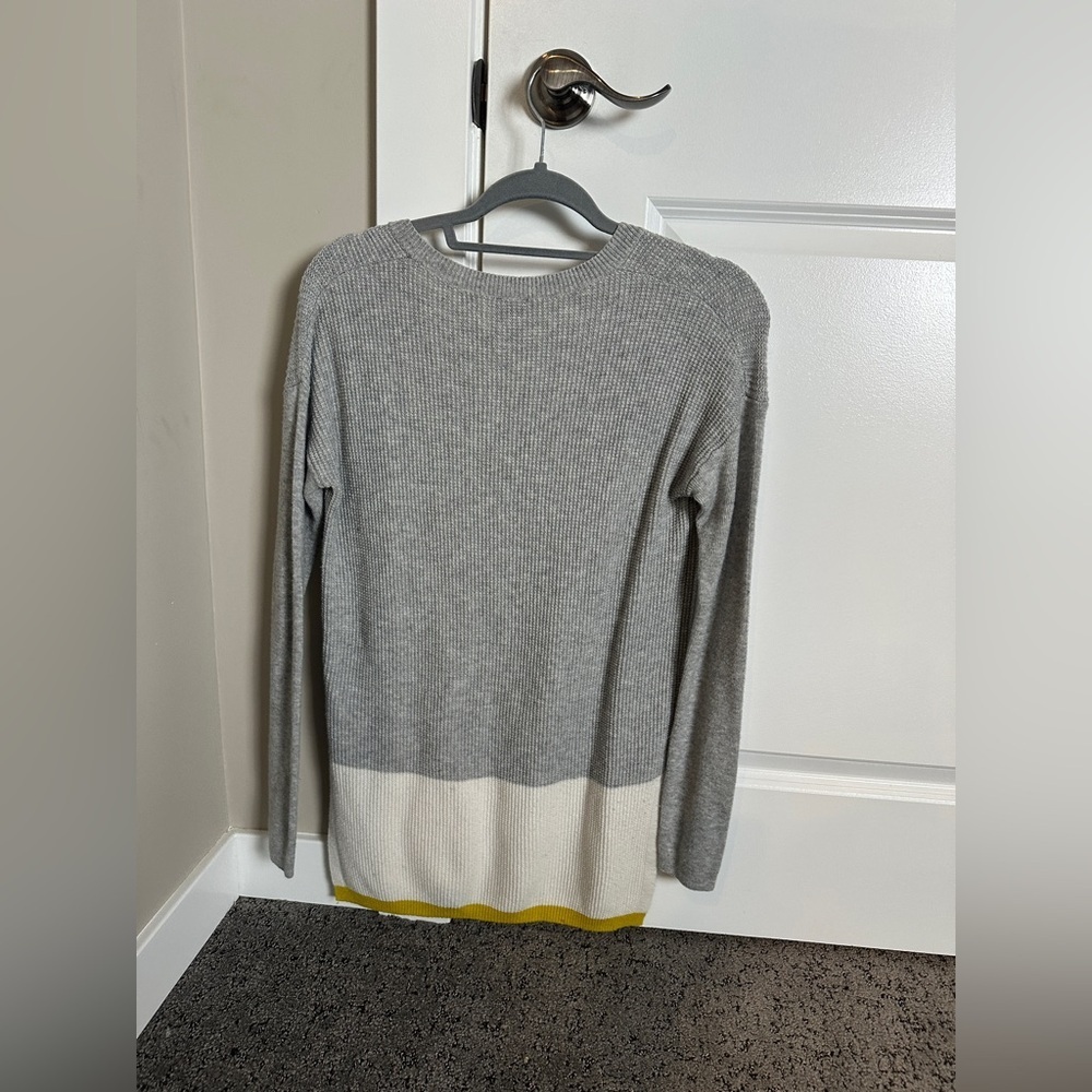 GAP Gray V-Neck Sweater with White and Yellow Accents - Picture 3 of 3